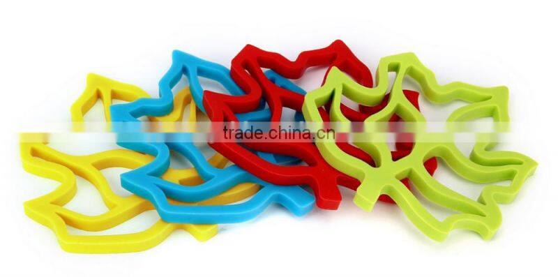 2016 Hot sale FDA and LFGB food grade colorful maple leaf shape non-sick silicone table mat & silicone drying mat
