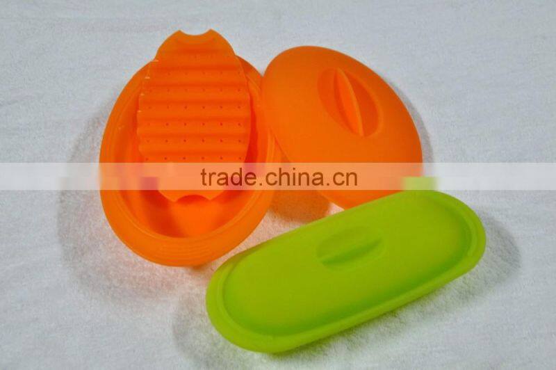 Silica waist shaped container