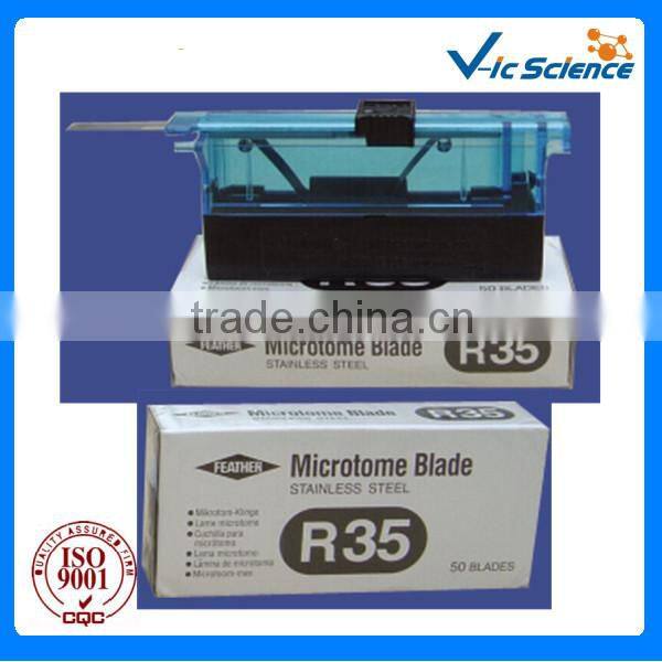 Lab using durability microtome razor blade