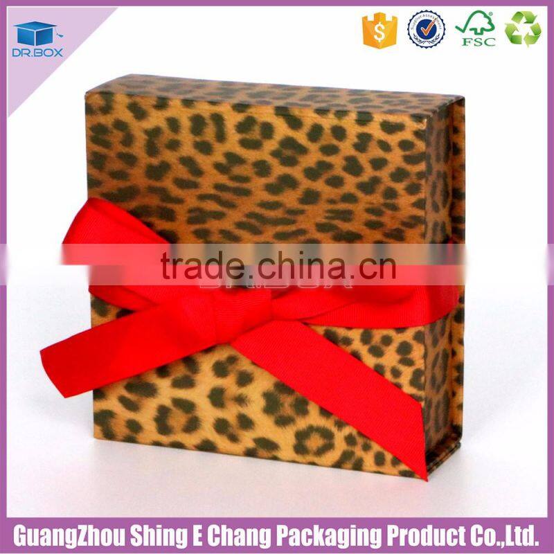 2016 top quality customized foldable garment packaging box