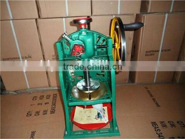 2016 hot sale manual ice crusher/ice crushing machine/ice shaver for small house(email:millie@jzzhiyou.com)