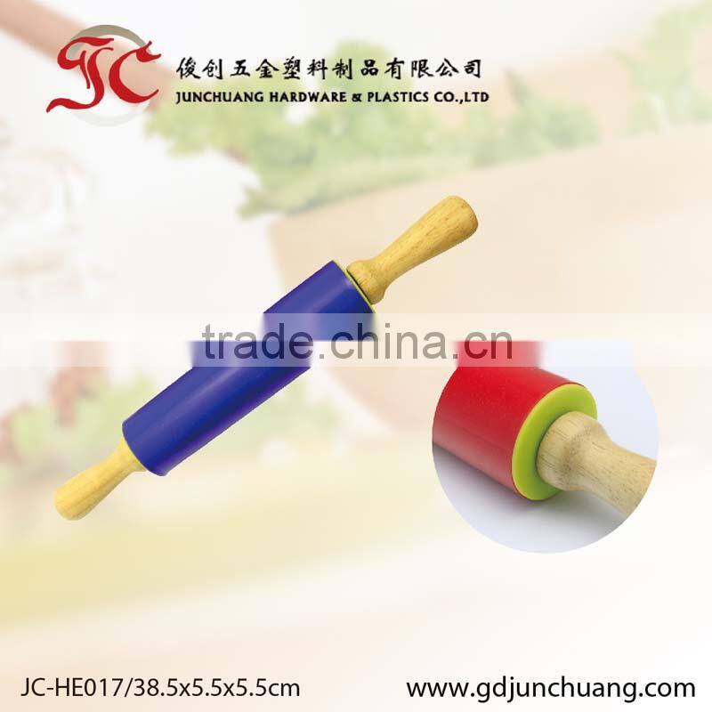 Seamless silicone surface for wooden rolling pin