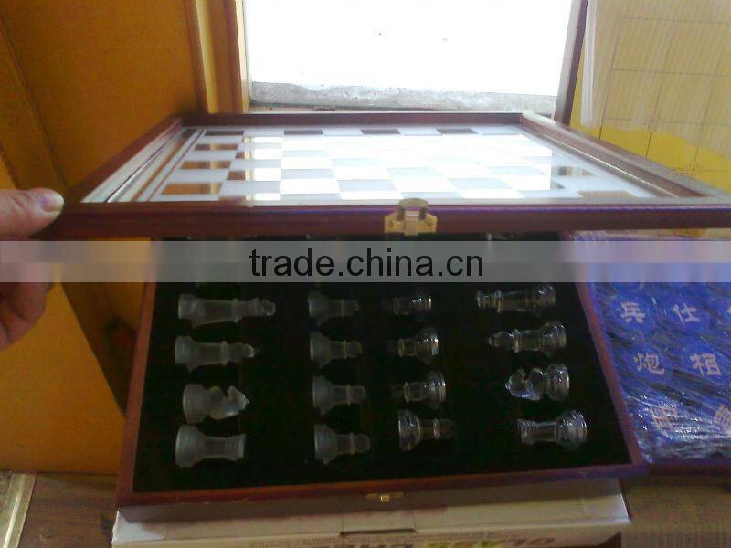 2013 new arrival Crystal Glass Chess Set in wood gift box(R-2020