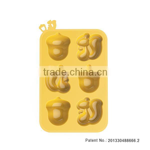 Suirrel-and-pinecone silicone childrens decorative bakeware