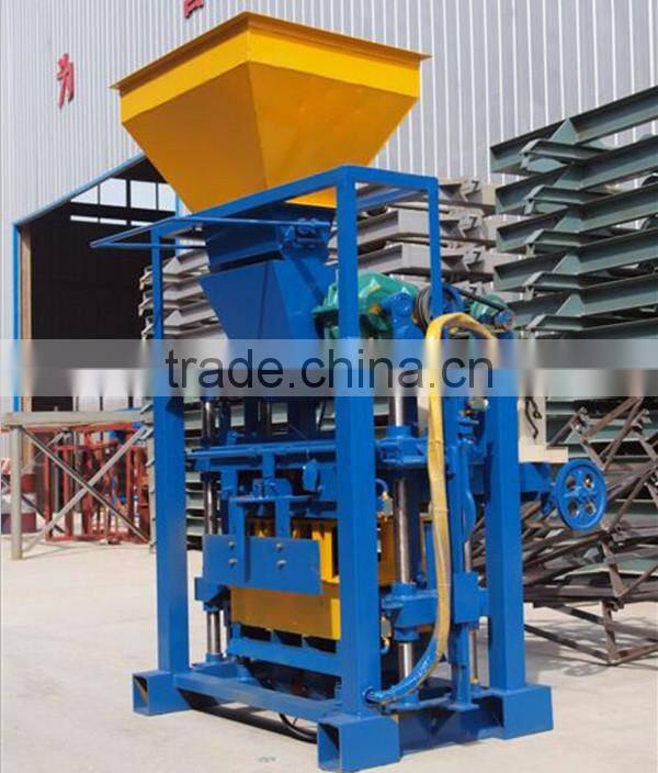Low price semi automatic QT40C-1 concrete curb making machine