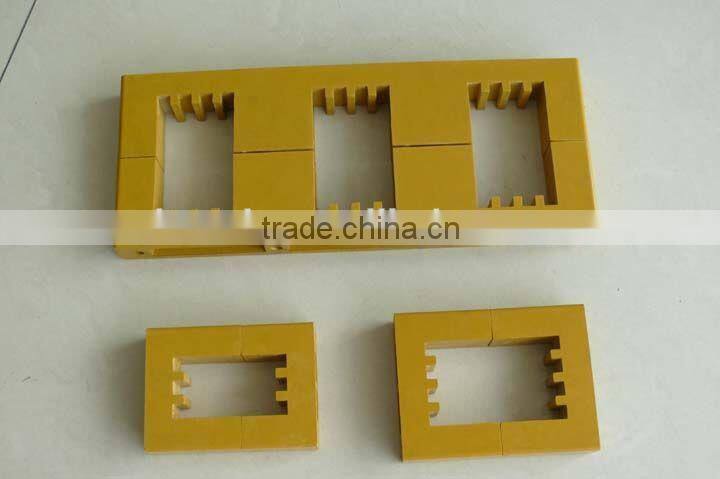 Insulated bus clip for distribution box