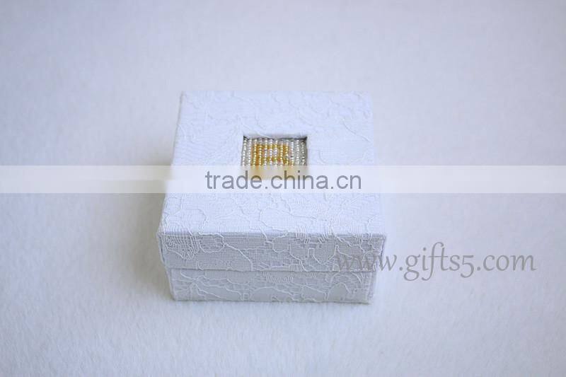 Luxury jewelry packaging box with beaded name plate of B