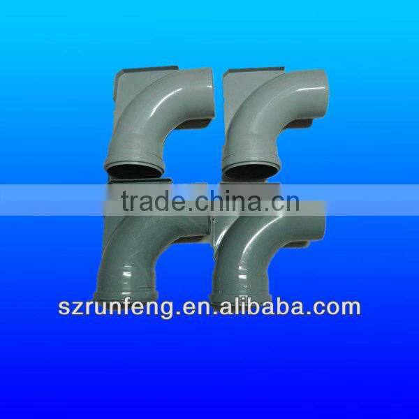 Plastic pipe fitting with elbow
