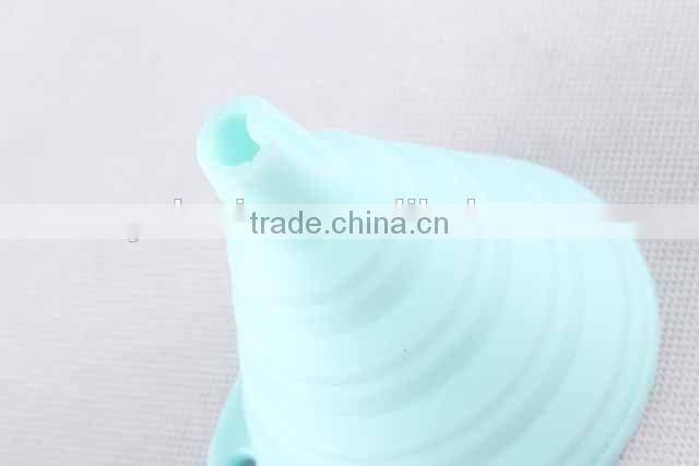 Hanging cooking tool folding circular silicone funnel