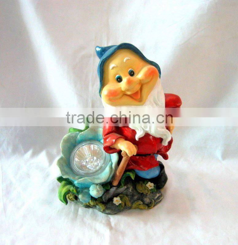 Polyresin Gnome With Spade Solar Light For Garden Decoration