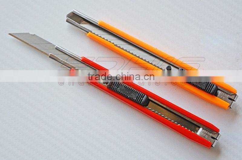 CN008 retactable cutting knife with 30 degree stainless steel snap off blade