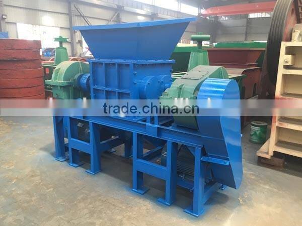 Solid waste shredding machine