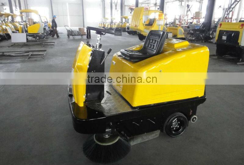 Ride-on type mechanical road cleaning machine