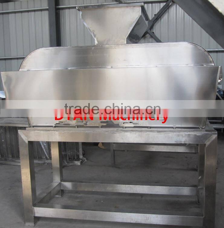 Automatic banana peeling machine