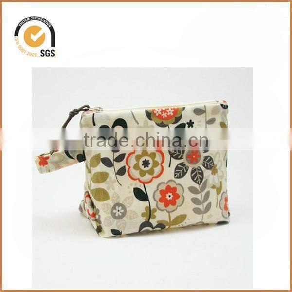 Vintage Cottage Flower Print / Makeup Bag / Cosmetic / Zipper Pouch By Chiqun Dongguan CQ-H02017