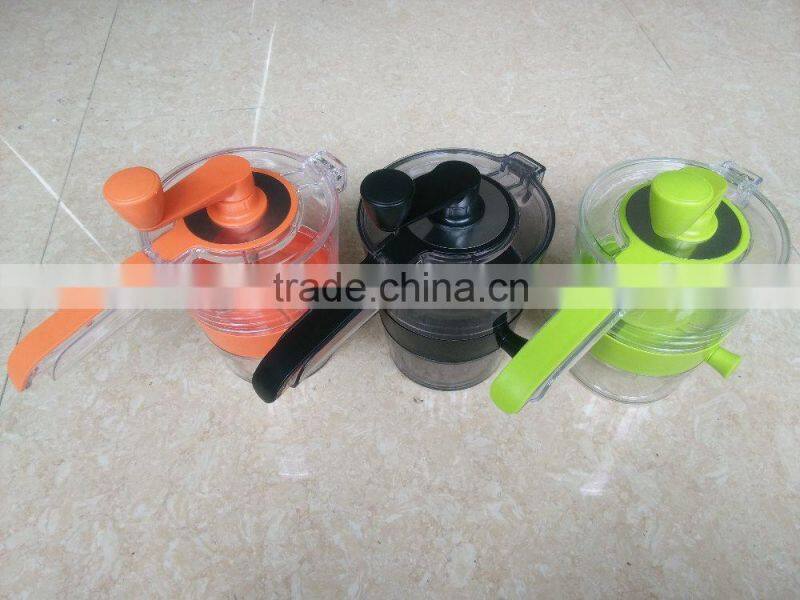 Easy-to-handle vegetable slicer and chopper