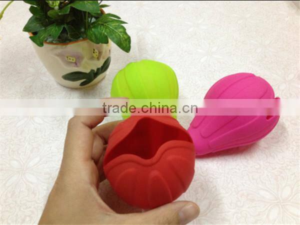hot sale kitchen tool hand silicone lemon squeezer