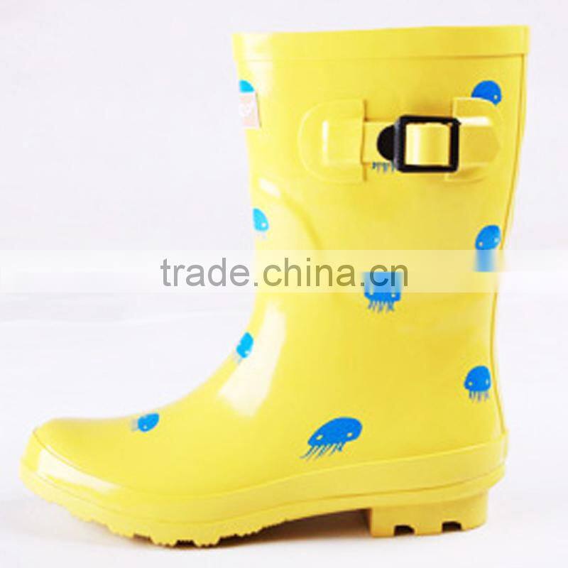 coloful rubber rain boots with middle tube style