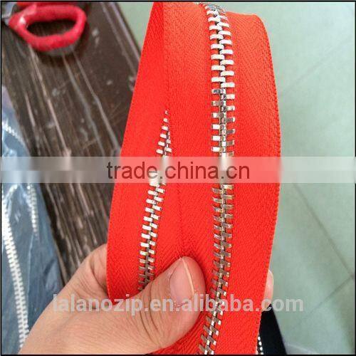 Good quality handbag with NO.5 flesh red metal zippers with EU REACH SVC CARTIFIED