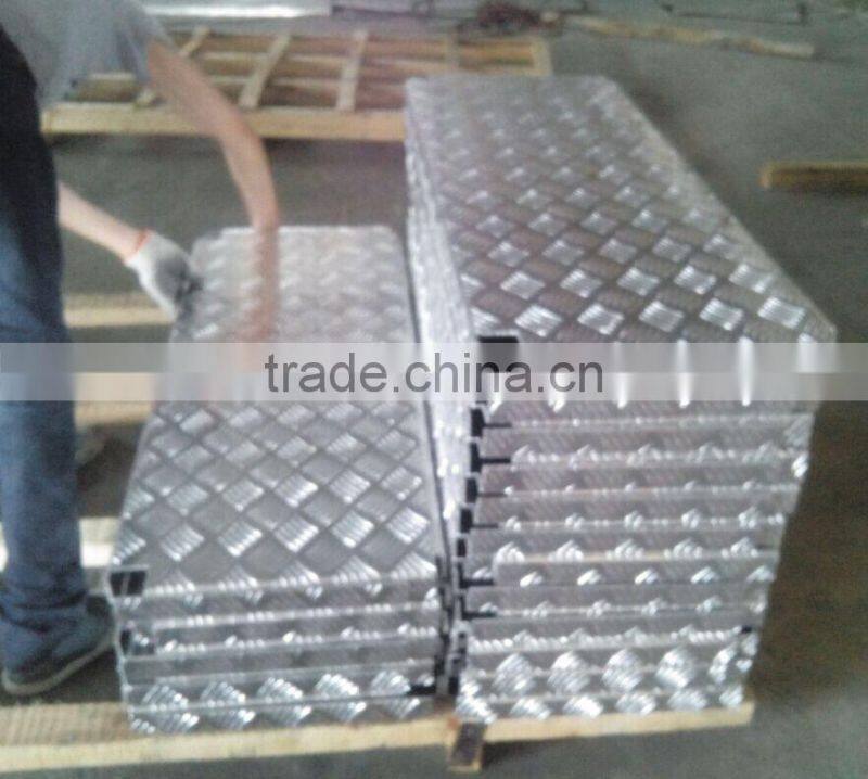 Aluminum checkered plate processing tray