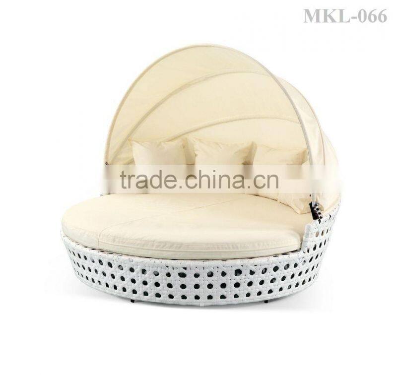 Beautiful Poly Rattan Sun Lounger Outdoor furniture - Synthetic rattan luxury sunbed with capony