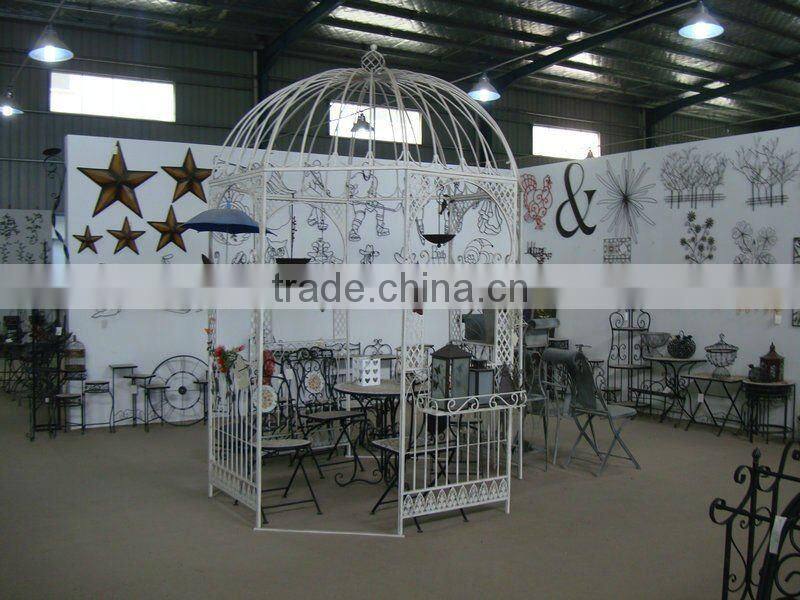 METAL GARDEN BIRD FEEDER