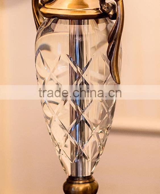 Clear crystal body golden metal bottom concise design table lamp