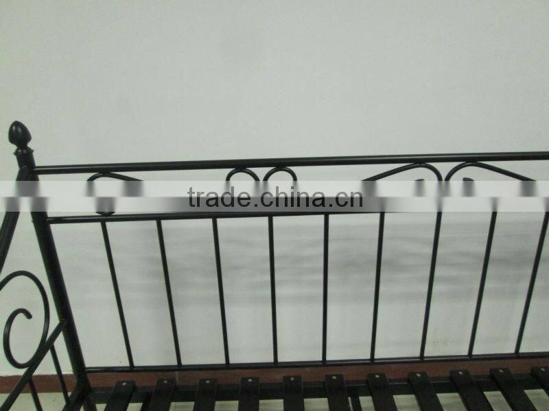 strechable black metal daybed