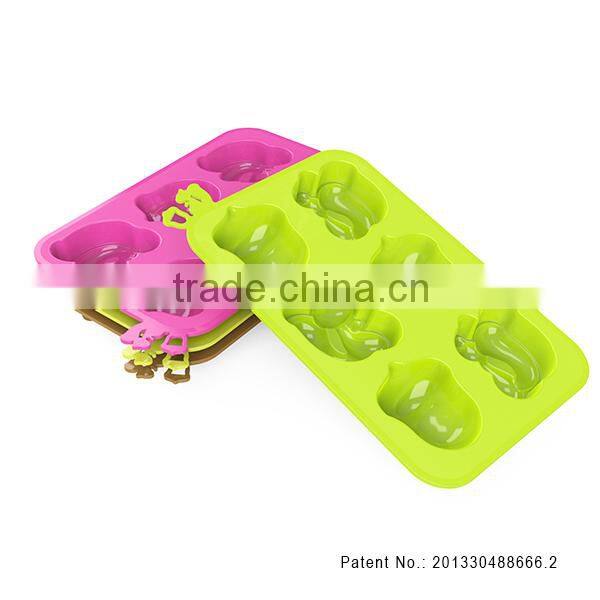 Suirrel-and-pinecone silicone childrens decorative bakeware