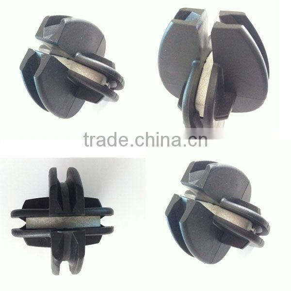 Double U end post insulator for electric fence