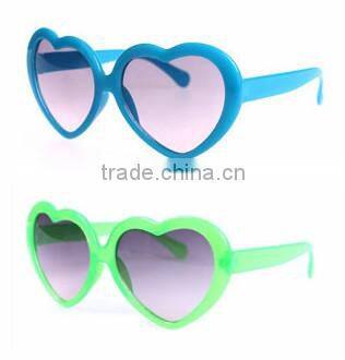 Wholesales Cheapest Simple Plastic Heart Shape Children's Sunglasses