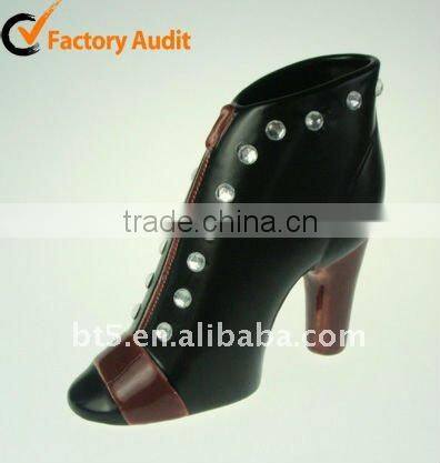 8 inch high-heeled shoe shape ceramic vase in Black