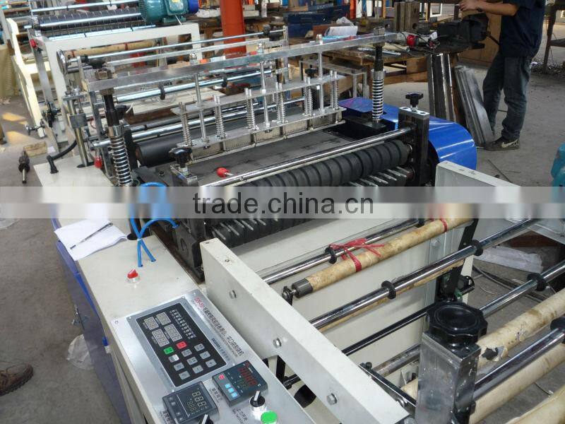 Double-layer computer control with continous-rolled and point-cutting bag making machine