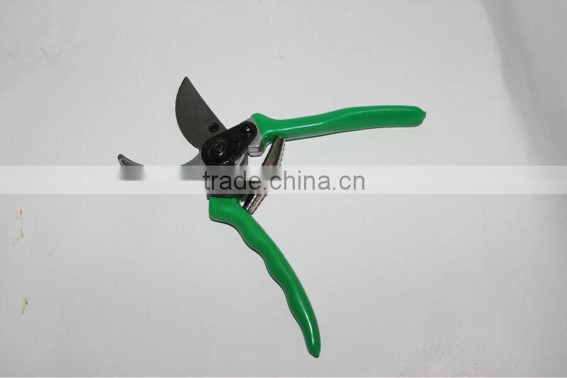 Heavy duty pruner with sharp curved cutting blades