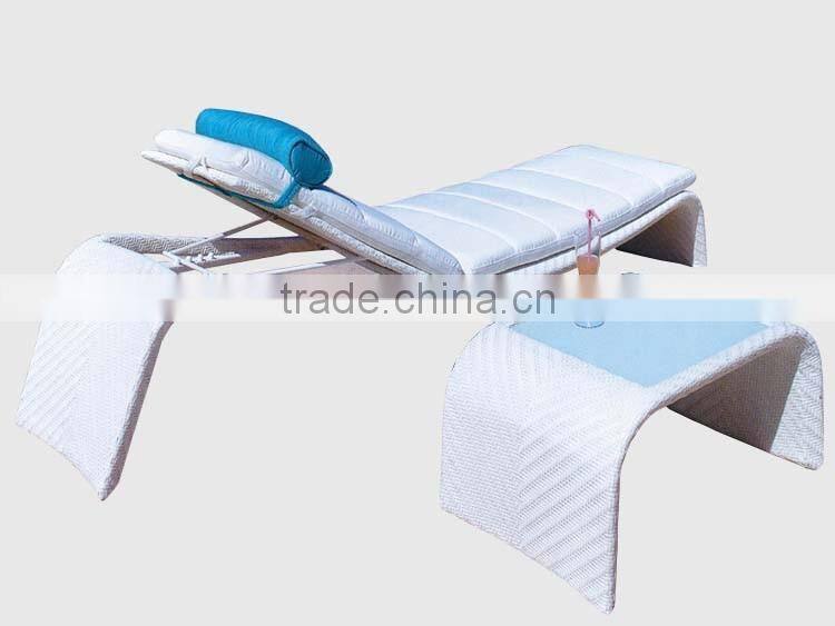 Outdoor Leisure Curved Design Rattan Lightweight Folding Beach Sex Lounge Chair