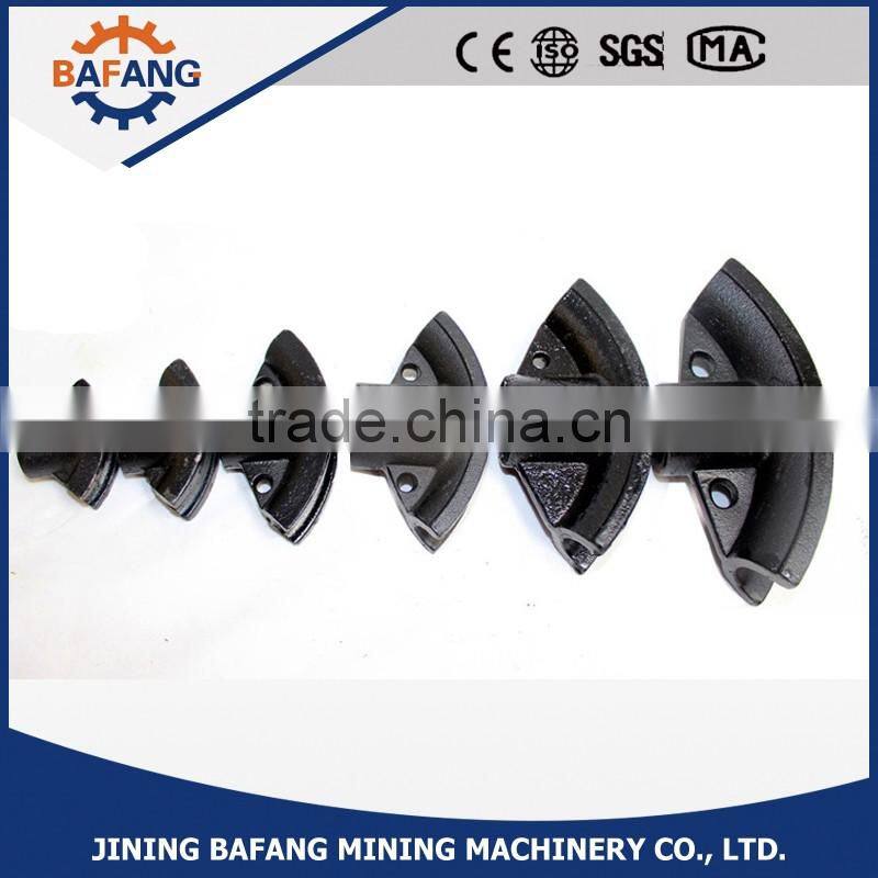 Manual hydraulic pipe bender