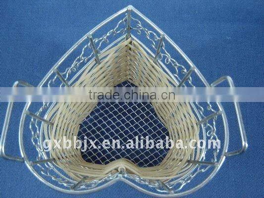 Heart shaped rattan weaving wire storage pen holder