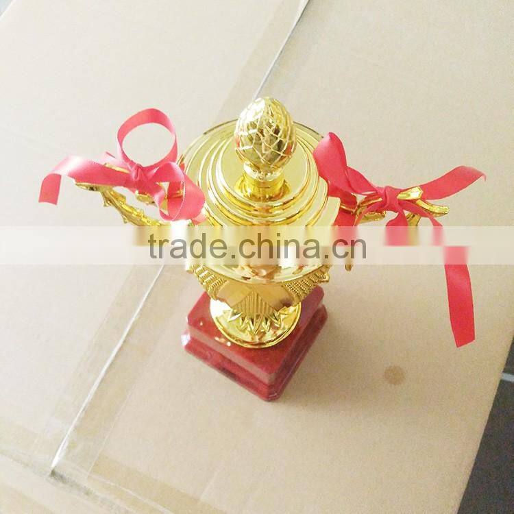 2016 new design gold plastic trophy cup with a base binaural thorns leather box