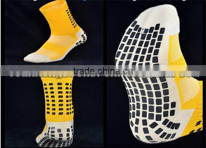 Top Quality Anti Slip Soccer Socks Cotton Grid Style Team Sports Football Socks Anti Slip Grip Custom Logo Cheap Trampoline Sock