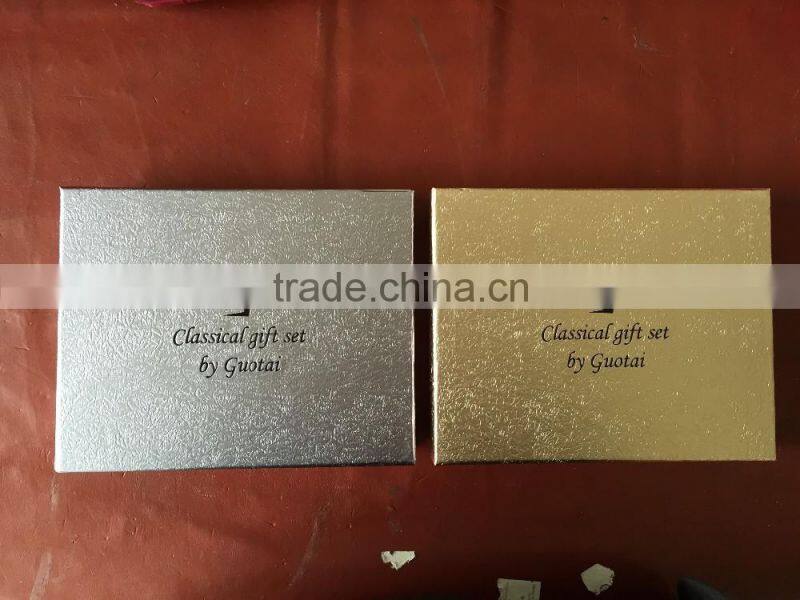 9oz leather wrapping hip flask and antique copper zinc alloy logo and 4 cups are arranged in the package box.