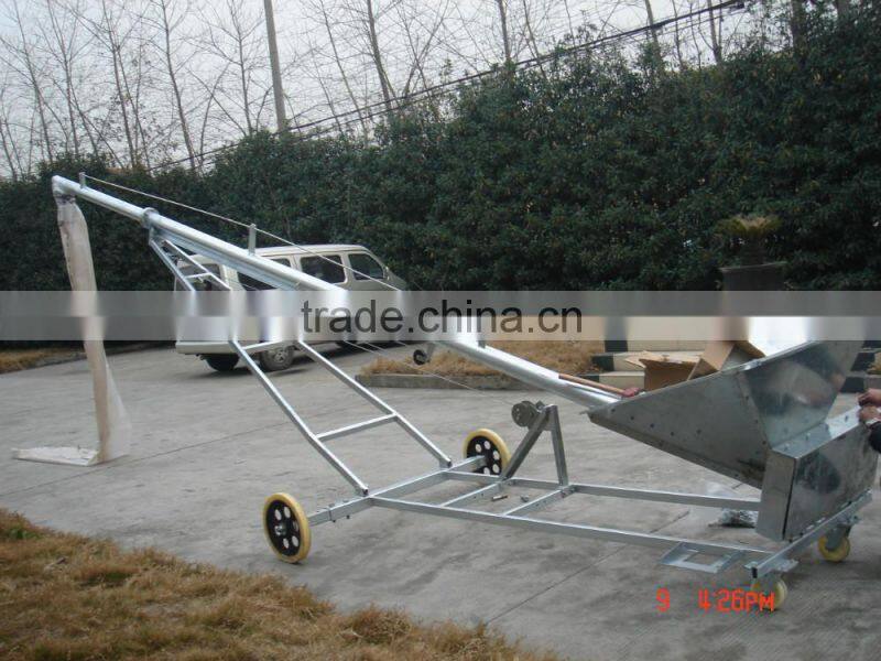 Rigid screw conveyor for feed