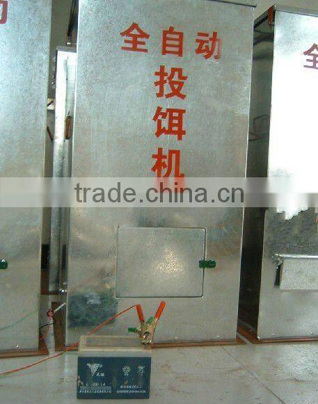 fish food into pond//0086-15838061756