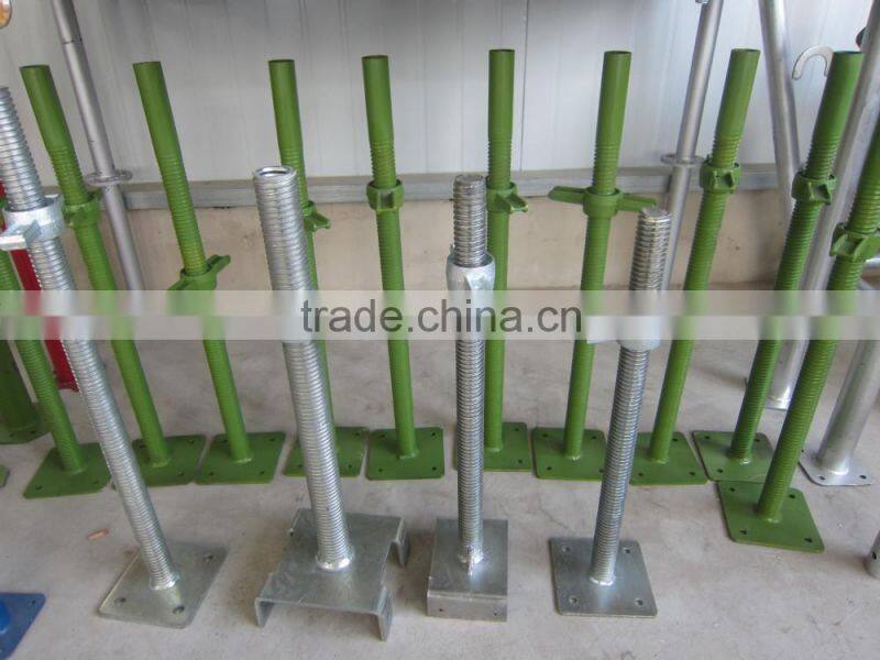 Adjustable jack base for scaffolding