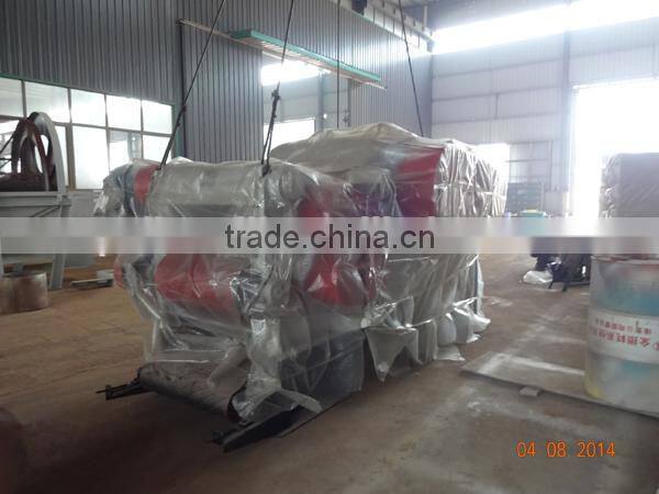 Drum wood chipper with conveyor belt