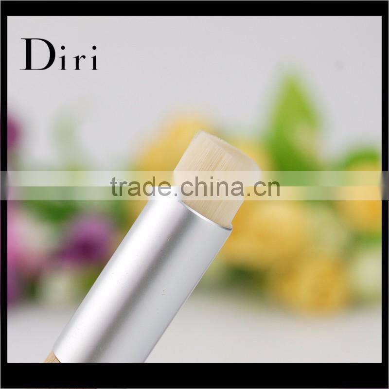 New single makeup brush with synthetic hair