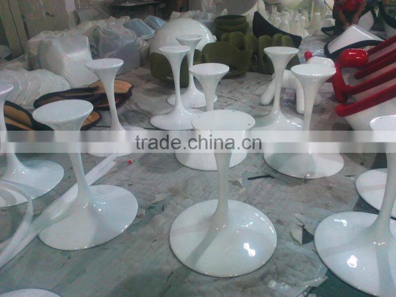 dining room Eero Saarinen fiberglass tulip table