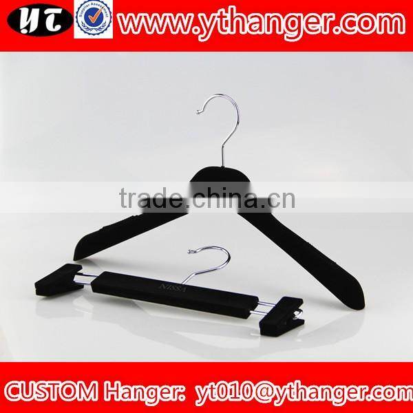 YY0451 black mens t shirts plastic hanger velvet thin clothes hanger with logo