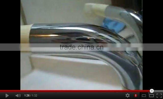 Household cleaning cloth of microfiber with excellent absorptivity