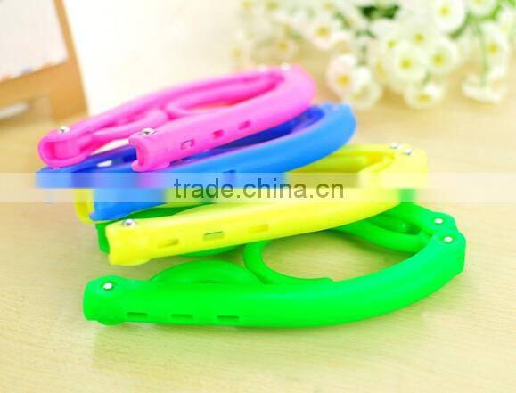 New Non Slip Hanger Portable Travel Plastic Shirt Clothing Holder Folding