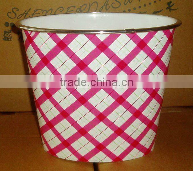 PLASTIC TRASH BIN & On-board small plastic trash can